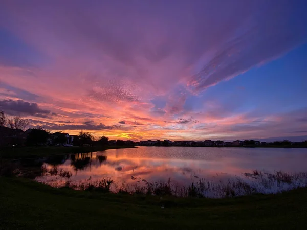 Bellissimo Tramonto Rosa Arancione Blu Che Riflette Lago Quartiere Suburbano — Foto Stock