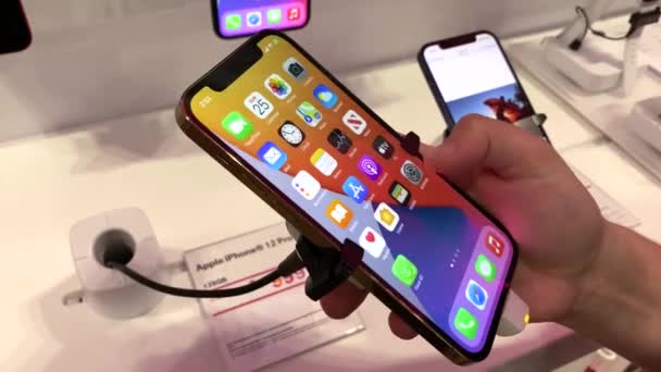 Rlando Usa Жовтня 2020 Людина Яка Випробовує Новий Apple Iphone — стокове відео