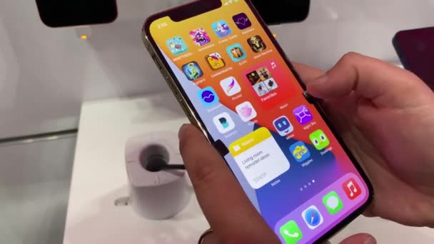 フロリダ州オーランド 2020年10月25日 Tモバイルストアで新しいApple Iphone Proを試してみる人 — ストック動画