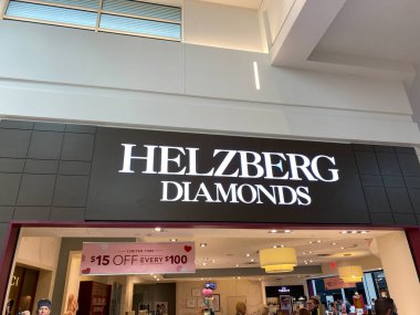Orlando, FL USA - 17 Şubat 2020: Orlando, Florida 'daki MIllenia AVM' de Helzberg Elmasları mağazası.