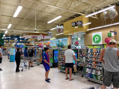 Orlando, FL USA - 12 Mart 2020: Halkın paniklemesi ve stoklama ürünleri nedeniyle bir Publix marketinde yiyecek ve dezenfektanla dolu arabalarla tipik bakkal kuyrukları