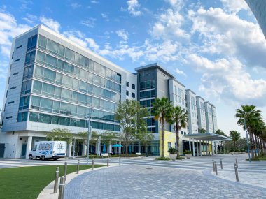 Orlando, FL USA - 10 Nisan 2020: Laureate Park Lake Nona Town Center, Florida 'daki Marriott Avlusu ve Residence Inn' in dışı.