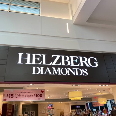 Orlando, FL USA - 17 Şubat 2020: Orlando, Florida 'daki MIllenia AVM' de Helzberg Elmasları mağazası.