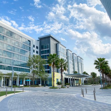 Orlando, FL USA - 10 Nisan 2020: Laureate Park Lake Nona Town Center, Florida 'daki Marriott Avlusu ve Residence Inn' in dışı.