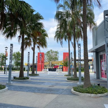 Orlando, FL USA - 10 Nisan 2020: Orlando, FL 'de Nona Gölü' nde bir açık restoran, bar ve eğlence mekanı oluşturan Boxi Park 'ın dışı.