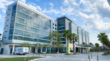 Orlando, FL USA - 10 Nisan 2020: Laureate Park Lake Nona Town Center, Florida 'daki Marriott Avlusu ve Residence Inn' in dışı.