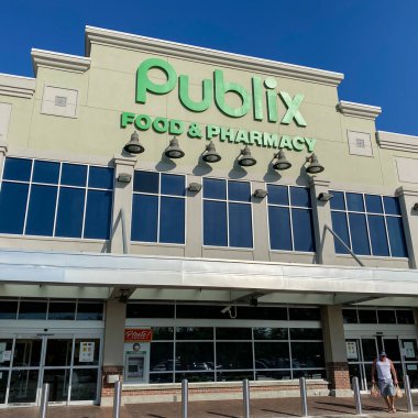 Orlando, FL USA - 30 Mart 2020: Orlando, Florida 'daki Baldwin Park Publix marketinin dışı.