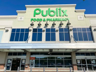 Orlando, FL USA - 30 Mart 2020: Orlando, Florida 'daki Baldwin Park Publix marketinin dışı.