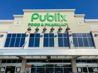 Orlando, FL USA - 30 Mart 2020: Orlando, Florida 'daki Baldwin Park Publix marketinin dışı.