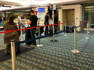 Orlando, FL USA - 19 Şubat 2020: Delta kapısındaki pilotlar Orlando Uluslararası Havaalanı 'ndaki hedeflerine uçmaya hazırlanıyor.