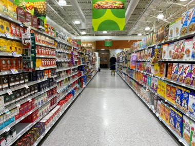 Orlando, FL USA - 26 Şubat 2020: Orlando, Florida 'da bir Publix marketinde mısır gevreği, kahve ve çay reyonu.