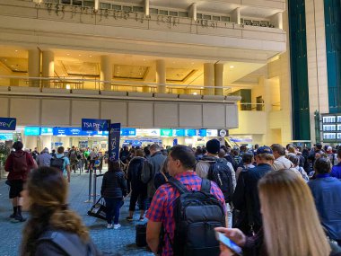 Orlando, FL USA - 19 Şubat 2020: Orlando Uluslararası Havaalanı 'ndaki TSA güvenliğinden geçmek için kuyrukta bekleyenler.