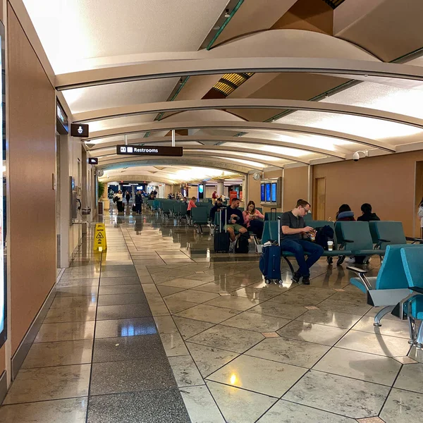 Orlando Usa Febrero 2020 Personas Esperando Para Abordar Avión Aeropuerto — Foto de Stock