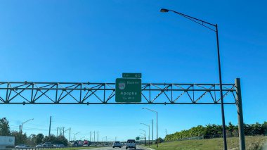 Orlando, FL USA - 20 Ocak 2020: Florida 'da Apopka' ya giden 429 numaralı otoyola çıkan otoyol işaretleri.
