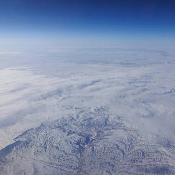 雲と明るい青空の飛行機の窓からの空の景色 — ストック写真