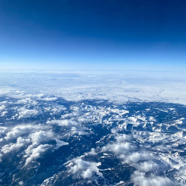 Vue Aérienne Depuis Une Fenêtre Avion Montagnes Neige Nuages Ciel — Photo