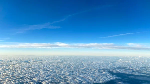 Una Vista Aerea Una Finestra Nuvole Aeroplano Con Cielo Blu — Foto Stock