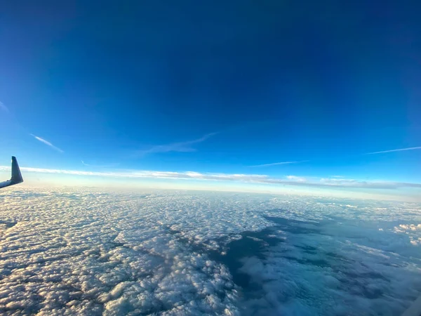 青い空の雲の飛行機の窓からの空の景色 — ストック写真