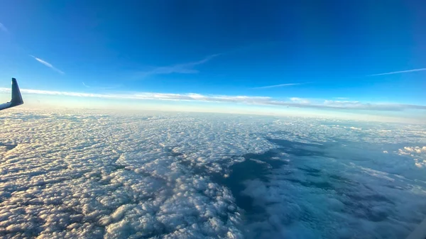 青い空の雲の飛行機の窓からの空の景色 — ストック写真