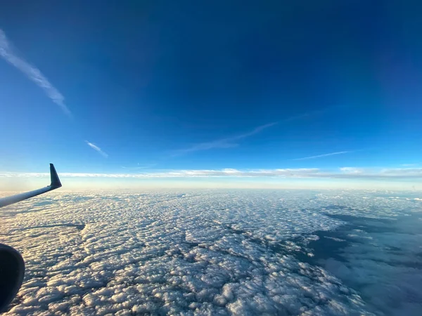 Een Antenne Uitzicht Vanuit Een Vliegtuig Venster Van Bewolking Met — Stockfoto