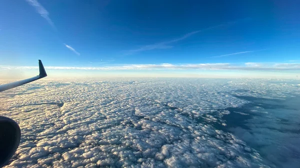 Uma Vista Aérea Uma Janela Avião Nuvens Com Céus Azuis — Fotografia de Stock