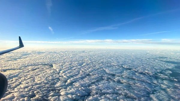 Widok Lotu Ptaka Okno Chmur Jasnym Błękitnym Niebem — Zdjęcie stockowe