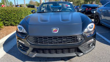 Orlando, FL USA - 1 Mart 2020: Bir Abarth Scorpion otomobili halka açık Otomobil ve Kahve fuarında ücretsiz.