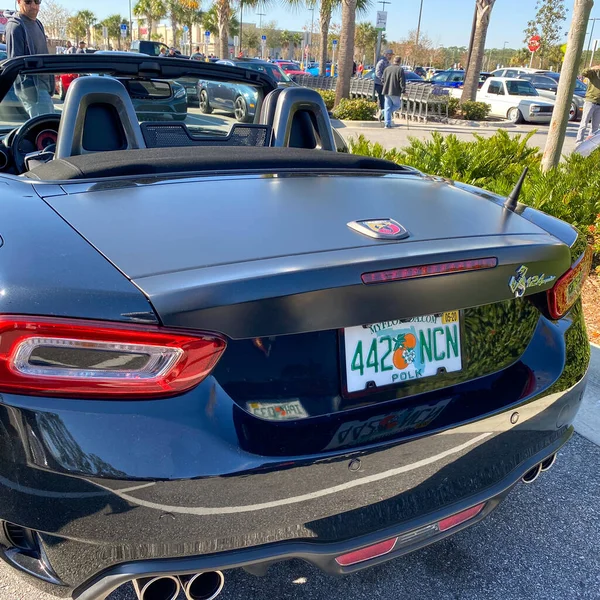Orlando, FL USA - 1 Mart 2020: Bir Abarth Scorpion otomobili halka açık Otomobil ve Kahve fuarında ücretsiz.