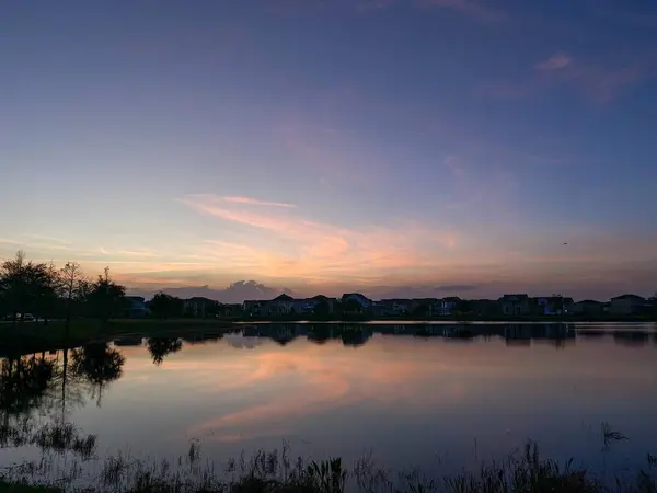 Hermosa Puesta Sol Rosa Naranja Azul Que Refleja Lago Barrio — Foto de Stock