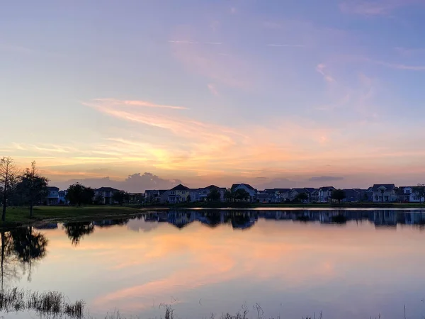 Belo Pôr Sol Rosa Laranja Azul Refletindo Lago Bairro Suburbano — Fotografia de Stock