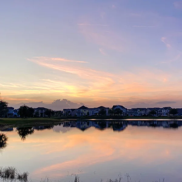 Beau Coucher Soleil Rose Orange Bleu Réfléchissant Sur Lac Dans — Photo