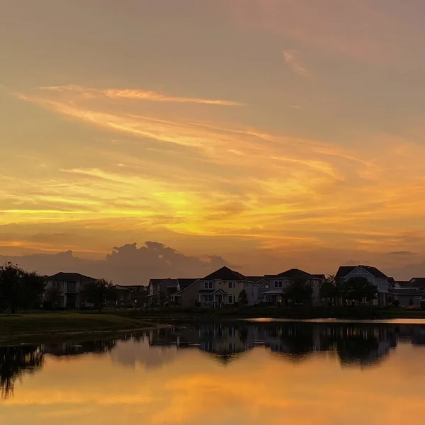 Hermosa Puesta Sol Rosa Naranja Azul Que Refleja Lago Barrio — Foto de Stock