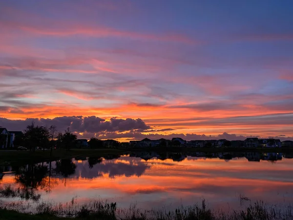 Hermosa Puesta Sol Rosa Naranja Azul Que Refleja Lago Barrio — Foto de Stock