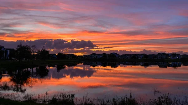 郊外の湖を背景に美しいピンク オレンジ 青の夕日 — ストック写真