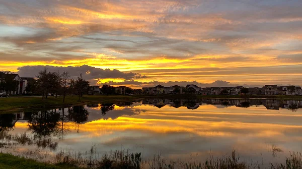 Hermosa Puesta Sol Rosa Naranja Azul Que Refleja Lago Barrio — Foto de Stock