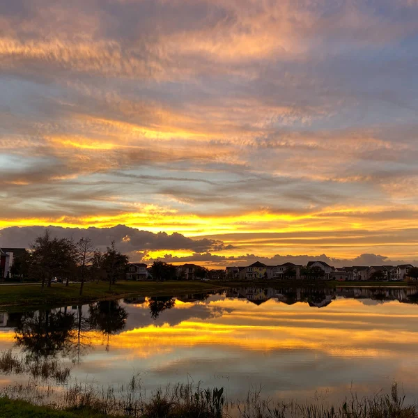 Hermosa Puesta Sol Rosa Naranja Azul Que Refleja Lago Barrio — Foto de Stock