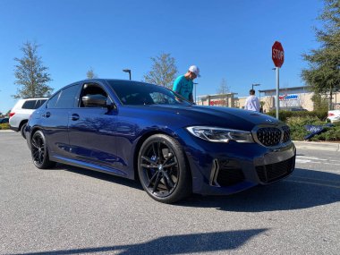 Orlando, FL USA - 1 Mart 2020: Bir BMW otomobil halka açık otomobil ve kahve fuarında kayıt yaptırıyor.