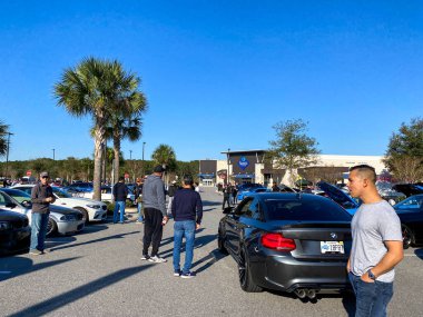 Orlando, FL USA - 1 Mart 2020: İnsanlar halka açık bir otomobil ve kahve fuarında otomobillere bakıyorlar.