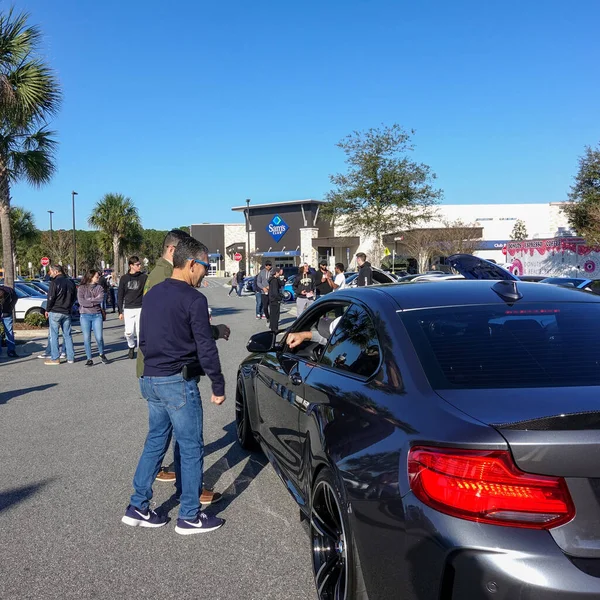 Orlando Usa Marca 2020 Ludzie Rozmawiający Samochodach Darmo Pokazy Samochodów — Zdjęcie stockowe