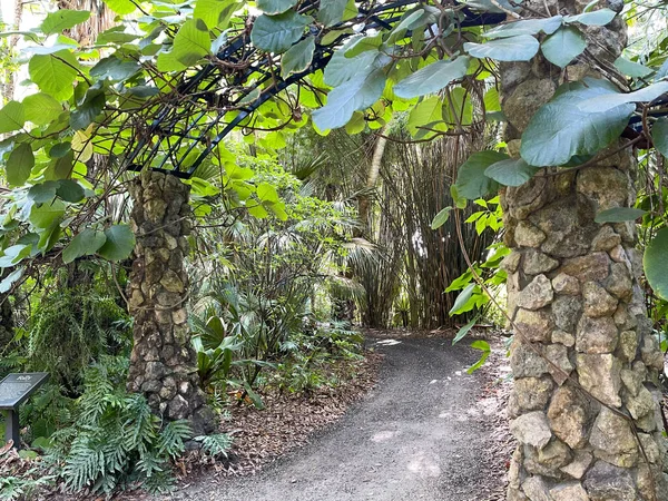 植物園の石と金属のトレリスを通る岩の道 — ストック写真