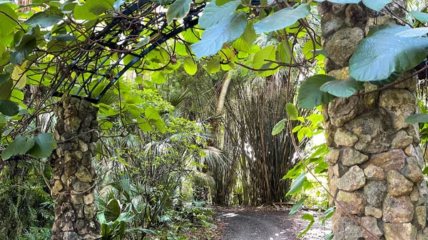 Skalní Cesta Skrz Kamennou Kovovou Mříž Botanické Zahradě — Stock fotografie