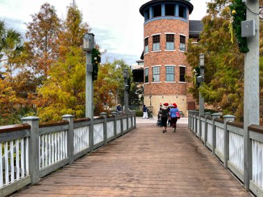 Orlando, FL USA - 20 Aralık 2020: Orlando, FL 'de alışveriş yaparken el ele tutuşan iki kadın.