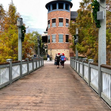 Orlando, FL USA - 20 Aralık 2020: Orlando, FL 'de alışveriş yaparken el ele tutuşan iki kadın.