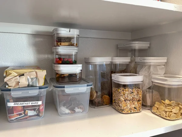 Uma Prateleira Despensa Organizada Com Vários Tipos Biscoitos Cereais Lanches — Fotografia de Stock