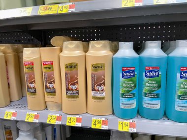 Orlando, FL USA - 25 Ocak 2021: Walmart 'ta bir rafta duran markalı şampuan ve krem şişeleri.