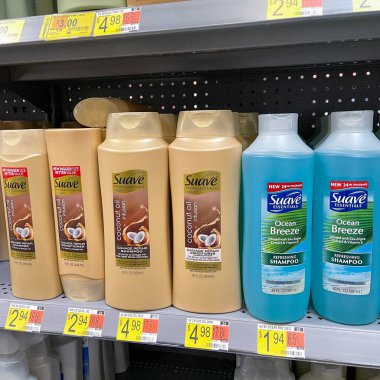 Orlando, FL USA - 25 Ocak 2021: Walmart 'ta bir rafta duran markalı şampuan ve krem şişeleri.