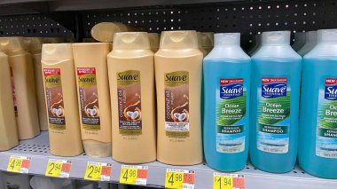 Orlando, FL USA - 25 Ocak 2021: Walmart 'ta bir rafta duran markalı şampuan ve krem şişeleri.