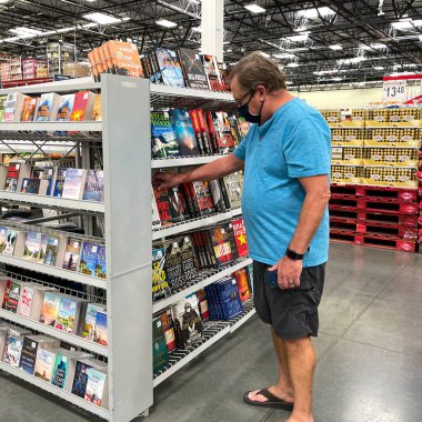 Orlando, FL USA - 22 Ocak 2021: Bir perakende mağazasında kitap sergisine bakan son sınıf öğrencisi.