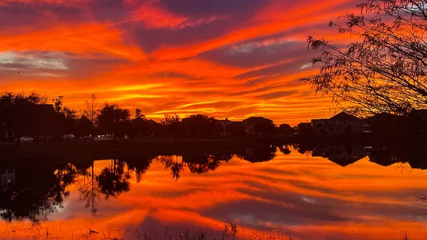 Belo Pôr Sol Rosa Laranja Azul Refletindo Lago Bairro Suburbano — Fotografia de Stock