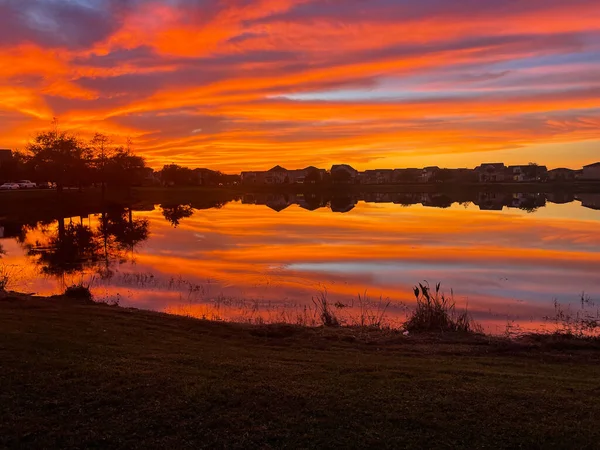 Bellissimo Tramonto Rosa Arancione Blu Che Riflette Lago Quartiere Suburbano — Foto Stock